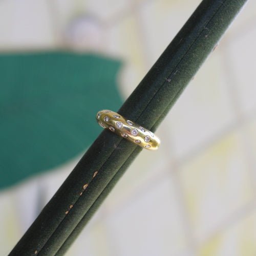 Bague Bague contemporaine en or 18 carats avec diamants en forme de dôme 58 Facettes