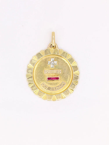 Pendentif Médaille amour Augis Jumbo Plus qu'hier moins que demain or jaune diamant rubis 58 Facettes J241