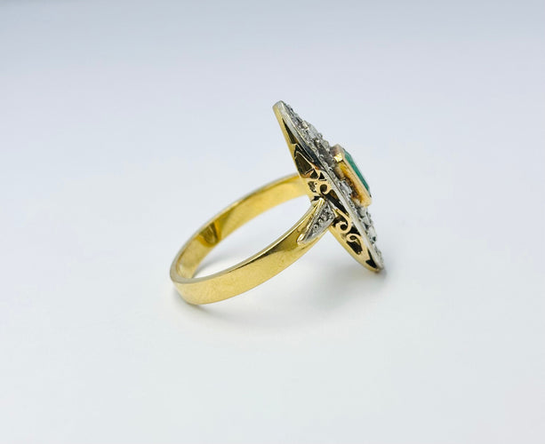 Bague 58 Bague Art Déco en or avec accents de platine, sertie d'une émeraude naturelle et de 28 diamants. 58 Facettes E14