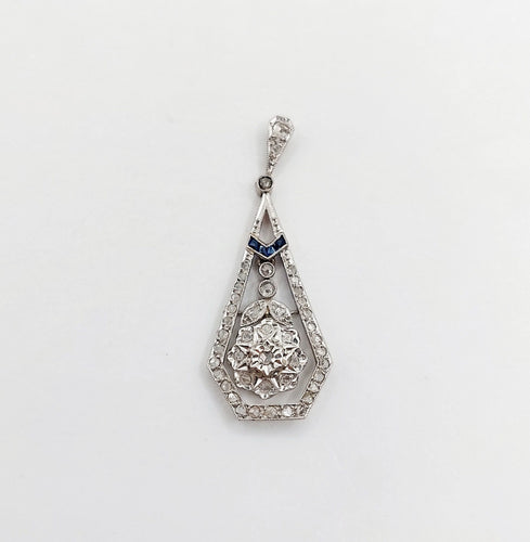 Pendentif Pendentif fleur Art déco en or blanc 18k avec diamants taille roses et saphirs 58 Facettes A06507