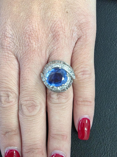 Bague 52 Magnifique bague en or blanc massif 18 carats ornée d'un saphir et de diamants. 58 Facettes