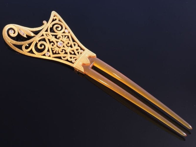 Montre L'attrait artistique de l'Art nouveau : un peigne à cheveux en corne et diamant 58 Facettes 18017-0151