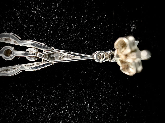 Boucles d'oreilles Paire de boucles d'oreilles pendante serties de brillants 58 Facettes