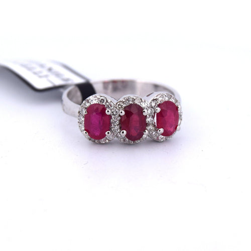 Bague 54 Bague en or blanc 18 kt avec rubis et diamants 58 Facettes