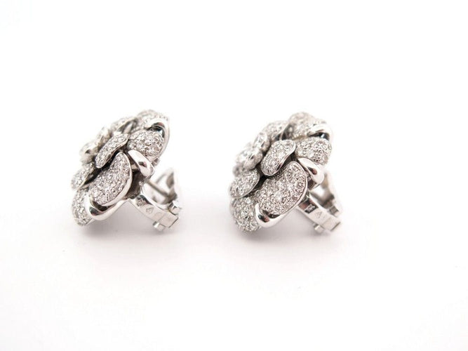 Boucles d'oreilles boucles d'oreilles CHANEL camelia or blanc et diamants 58 Facettes 263703