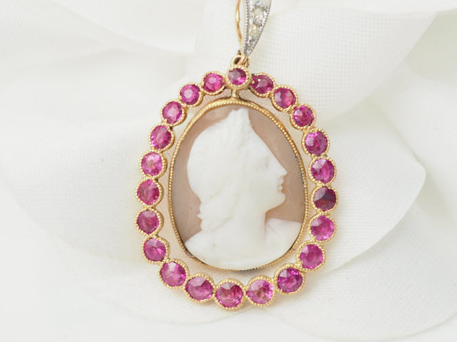 Pendentif Pendentif camée en or jaune rubis et diamants 58 Facettes 33312