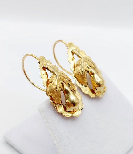 Boucles d'oreilles Dormeuses victoriennes XXL or jaune formant une feuille et un fruit finement ciselés (circa 1900) 58 Facettes A04930