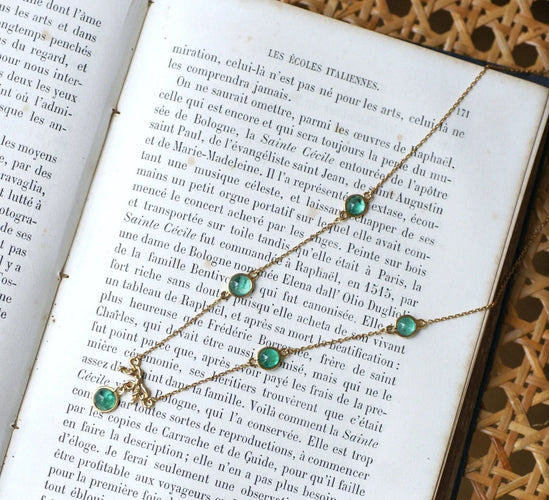 Collier Collier noeud or et cabochons émeraude 58 Facettes
