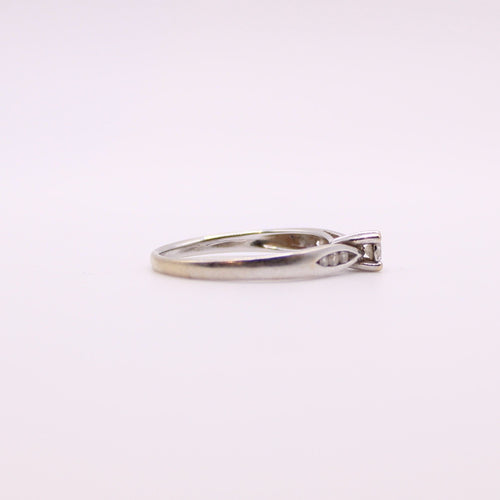 Bague Solitaire diamant épaulé or blanc 58 Facettes