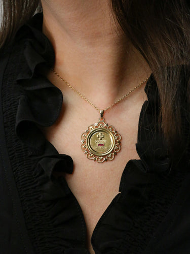 Pendentif AUGIS - Médaille amour arabesques plus qu'hier moins que demain or jaune, rubis 58 Facettes J557