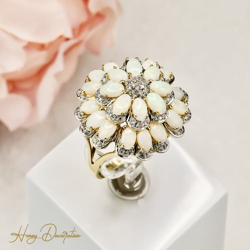 Bague fleur impressionnante en or 14 carats ornée d'opales lumineuses