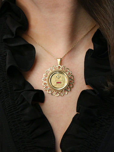 AUGIS - Médaille amour ronde or Plus qu'hier moins que demain or jaune, diamant, rubis 58 Facettes J556