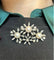 Broche Broche raffinée « marguerite » avec perles et diamants 58 Facettes