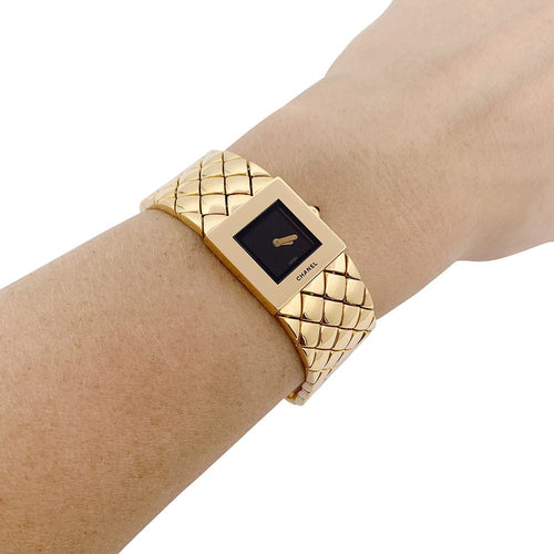 Montre Montre Chanel, "Matelassée", or jaune. 58 Facettes 33626