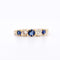 Bague Jarretière Belle Époque, Or jaune, Saphirs et Diamants Naturels