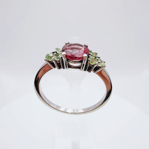 Bague Bague en or blanc de style vintage avec tourmaline ovale et péridots. 58 Facettes 50346