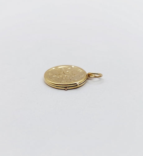 Pendentif Petit pendentif porte photo antique or jaune 18k ciselé de fleurs (circa 1900) 58 Facettes A06174