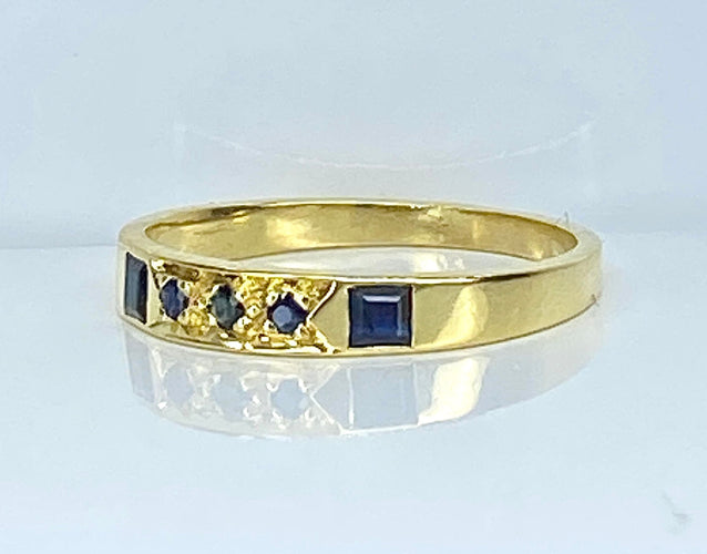 55 Bague en or jaune et saphirs 58 Facettes AB569
