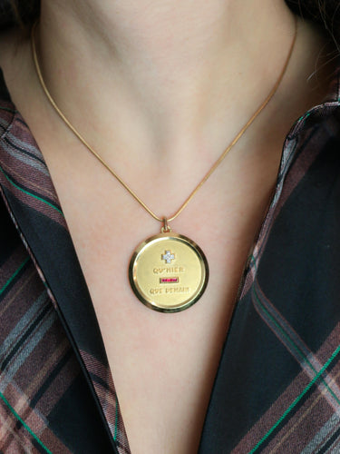 Pendentif Medaille Amour Augis JUMBO Plus qu'hier moins que demain or jaune diamants rubis 58 Facettes 1099.9