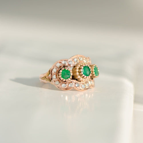 Bague 54 Bague ancienne en or rose, ornée d'émeraudes et de diamants taille rose, époque victorienne, vers 1880 58 Facettes