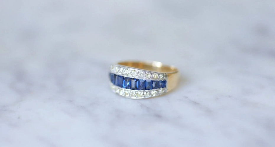 Bague 50 Bague Bandeau Art Deco Saphirs Calibrés et Diamants 58 Facettes