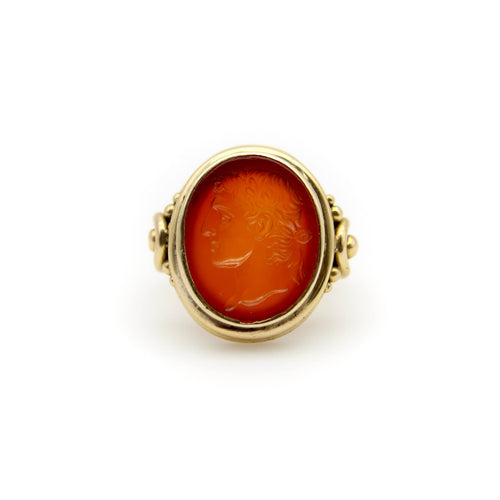 Bague 54 Bague victorienne en or jaune et cornaline ornée d'une intaille représentant Jules César 58 Facettes