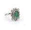 Bague 55 Magnifique bague en or blanc avec une émeraude centrale et des diamants tout autour. 58 Facettes