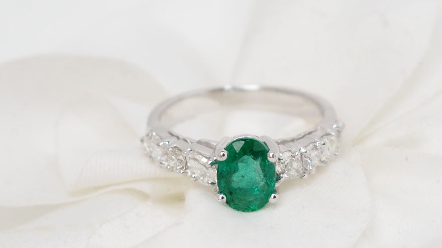 Bague 53 Bague en or blanc, émeraude et diamants 58 Facettes 32626