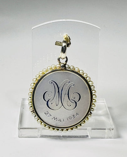 Pendentif Médaille en nacre, or, entourage de perles 58 Facettes 224