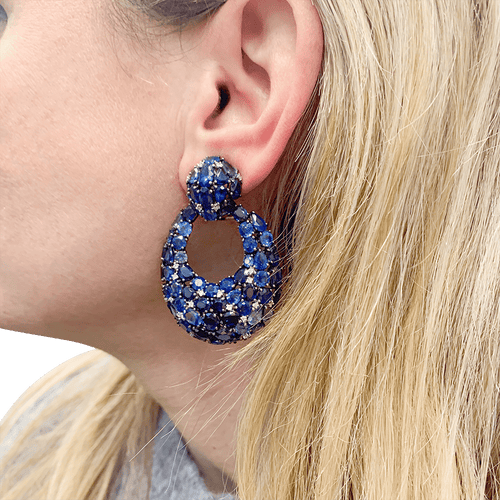 Boucles d'oreilles or blanc noirci, pavage saphirs et diamants. 58 Facettes 34167
