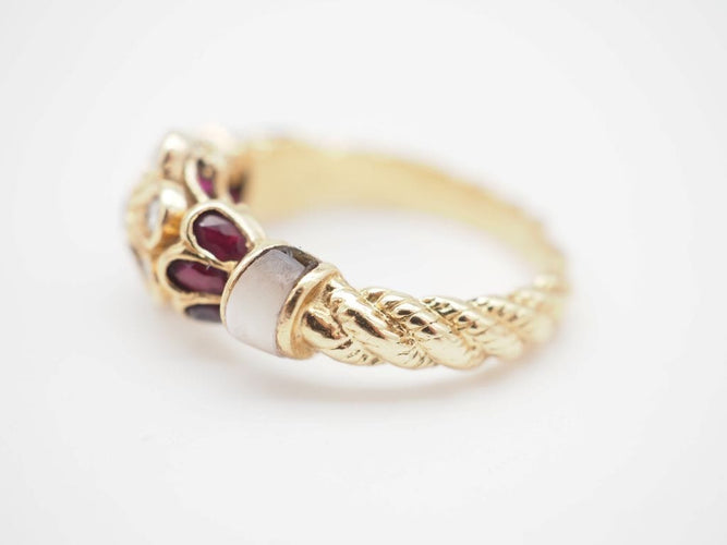 Bague 54 Bague or jaune, diamants, rubis et nacre 58 Facettes