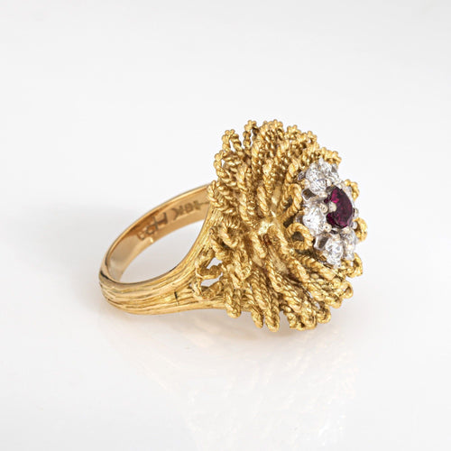 Bague Bague vintage années 60 en or jaune 18 carats, sertie de diamants et de rubis, taille 5,25, bijou cocktail à motif floral. 58 Facettes G13995