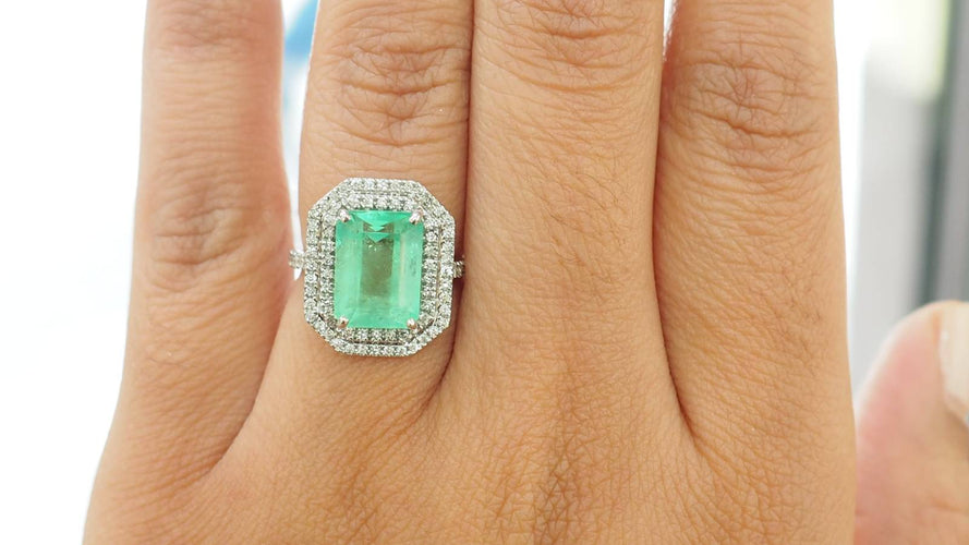 Bague 52 Bague double entourage en or blanc, émeraude de colombie certifiée et diamants 58 Facettes 32636