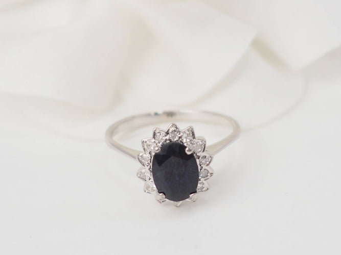Bague 50.5 Bague marguerite en or blanc, diamants et saphir ovale 58 Facettes 26804