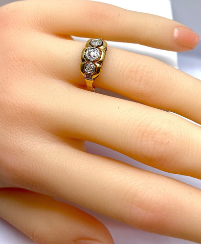 Bague 51 Bague en or jaune 18 carats ornée de 3 diamants 58 Facettes AB545