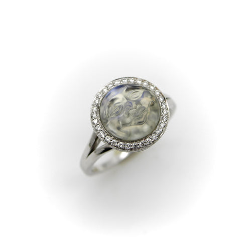 Bague en or 18 carats des années 1950 représentant un homme dans la lune, sculptée dans une pierre de lune et ornée de diamants.