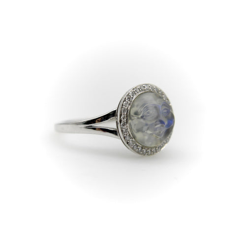 Bague en or 18 carats des années 1950 représentant un homme dans la lune, sculptée dans une pierre de lune et ornée de diamants.