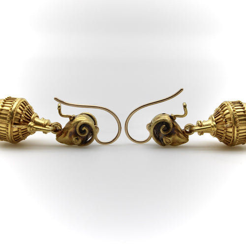 Boucles d'oreilles Boucles d'oreilles cannetille en or 14 carats, style néo-étrusque, représentant une tête de bélier et une amphore. 58 Facettes A20042