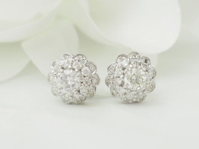 Puces d'oreilles en or blanc et diamants 58 Facettes 33522