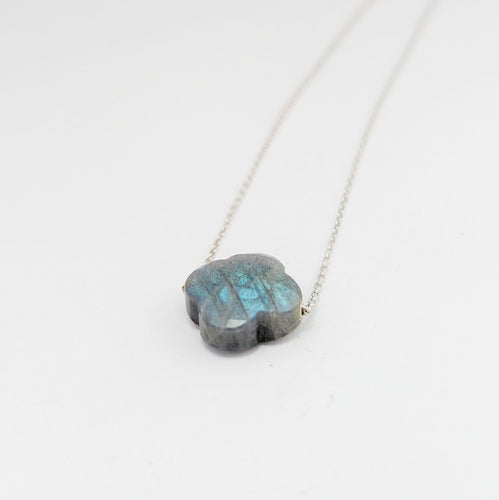 Collier Collier trèfle en or blanc et Labradorite Morganne Bello 58 Facettes 32040