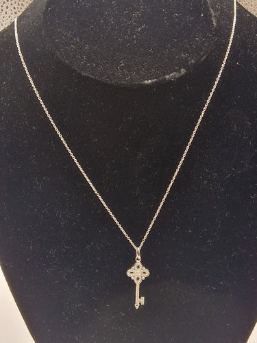 Tiffany & Co. - Collier porte-clés Victoria en or blanc et diamants Mini avec chaîne