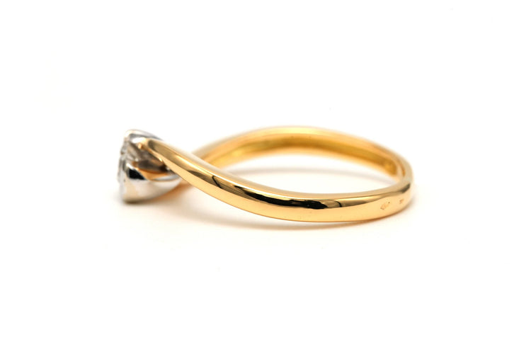 Bague contemporaine en or jaune et blanc 18 carats sertie d'un diamant "taille" brillant (+-0.16ct)