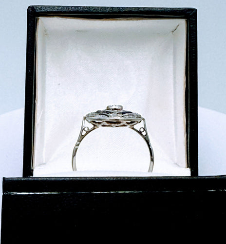Bague ronde Art Déco en or gris et platine sertie de diamants et saphirs