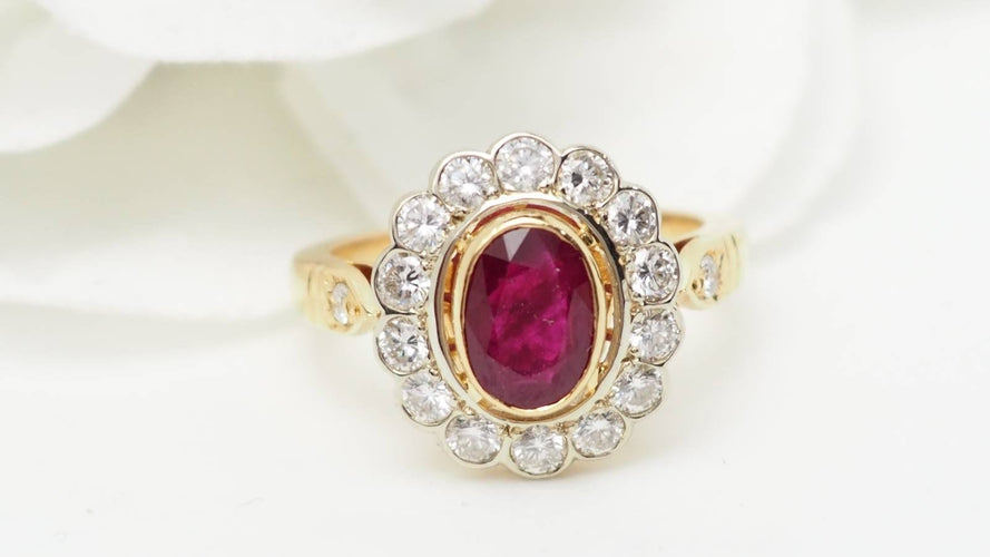 Bague 53 Bague entourage en or jaune, rubis et diamants 58 Facettes 32646