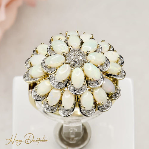 Bague fleur impressionnante en or 14 carats ornée d'opales lumineuses