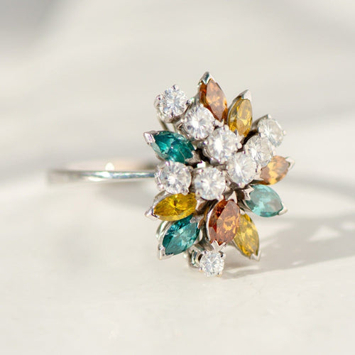 Bague vintage en or blanc sertie de diamants blancs et colorés