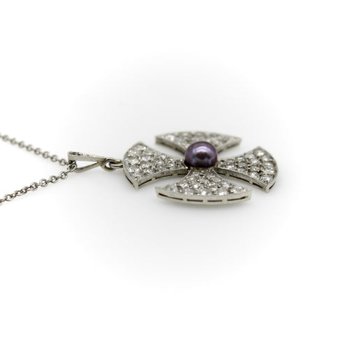 Collier Collier en platine, style édouardien, orné d'une croix de Malte et de diamants, avec une perle noire centrale. 58 Facettes A2001Z