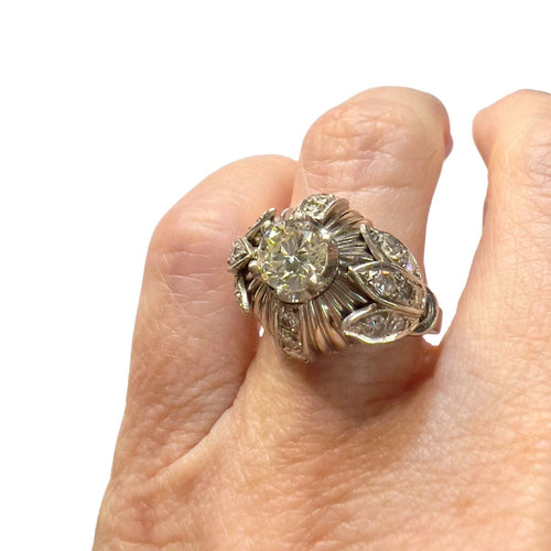 Bague Bague au design rétro en or blanc avec diamants 58 Facettes CH56
