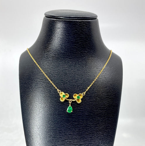 Collier Collier pendentif trilobé en or jaune 18 carats et émeraudes 58 Facettes AB675