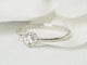 Bague Solitaire en forme de cœur en or blanc et diamants 58 Facettes 24977